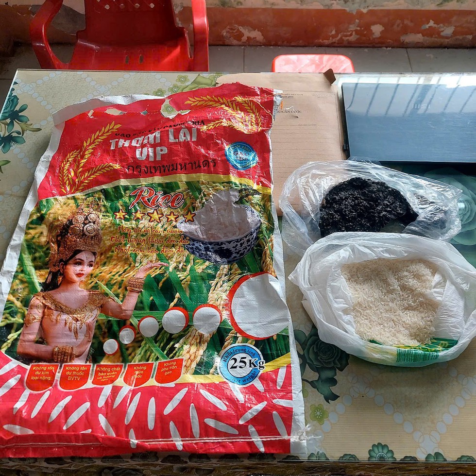 Xác minh thông tin người dân trình báo ‘nghi gạo giả, cháy thành than khi rang’ Xác minh thông tin người dân trình báo ‘nghi gạo giả, cháy thành than khi rang’