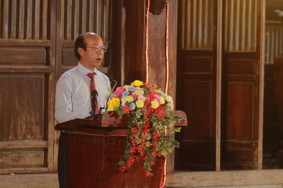 Sông Thạch Hãn lặng trôi, hoa đăng rực sáng tri ân- Ảnh 2. Sông Thạch Hãn lặng trôi, hoa đăng rực sáng tri ân- Ảnh 2.