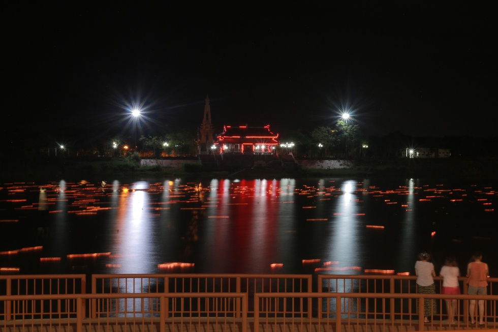 Sông Thạch Hãn lặng trôi, hoa đăng rực sáng tri ân- Ảnh 3. Sông Thạch Hãn lặng trôi, hoa đăng rực sáng tri ân- Ảnh 3.