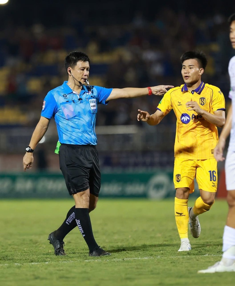 Thầy giáo Hoàng Ngọc Hà thiết lập kỷ lục: Lần thứ tư giành Còi vàng Việt Nam- Ảnh 3. Thầy giáo Hoàng Ngọc Hà thiết lập kỷ lục: Lần thứ tư giành Còi vàng Việt Nam- Ảnh 3.