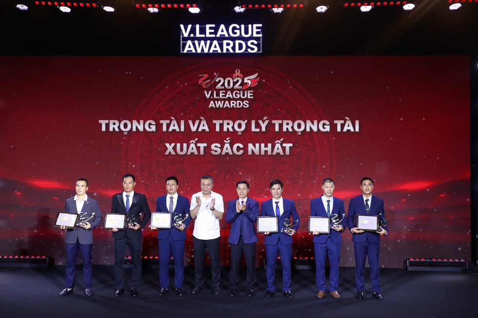 Thầy giáo Hoàng Ngọc Hà thiết lập kỷ lục: Lần thứ tư giành Còi vàng Việt Nam Thầy giáo Hoàng Ngọc Hà thiết lập kỷ lục: Lần thứ tư giành Còi vàng Việt Nam