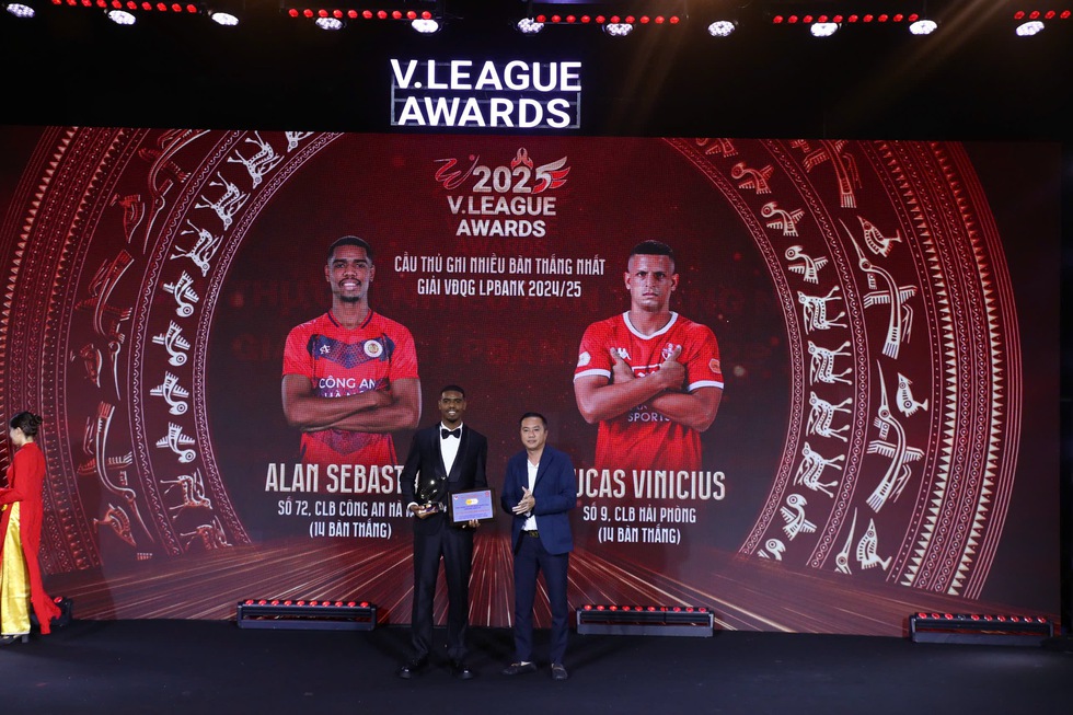 Hoang Duc y Alan Grafite son los mejores jugadores de la temporada, HAGL no ha tenido suerte con los títulos individuales - Foto 2. Hoàng Đức và Alan Grafite xuất sắc nhất mùa, HAGL chưa có duyên với các danh hiệu cá nhân- Ảnh 2.