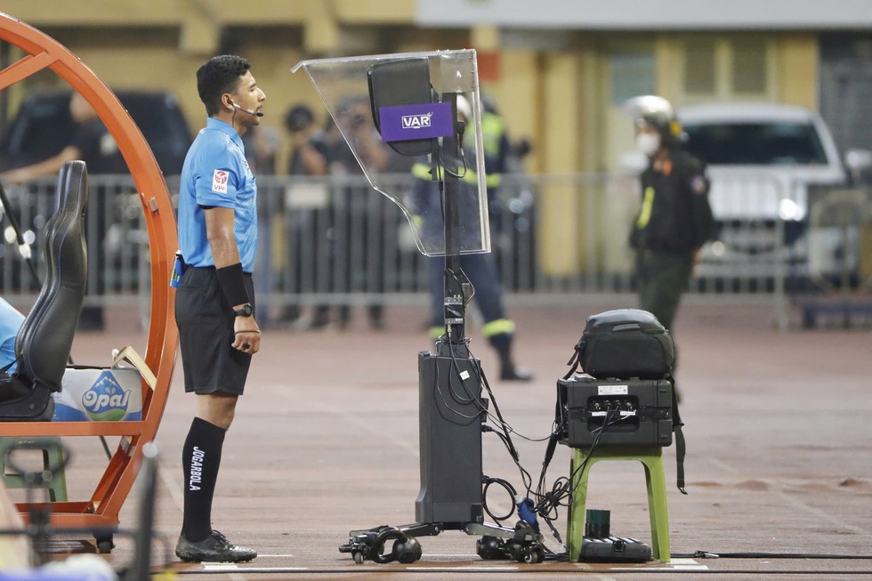 V-League tăng suất xuống hạng và... xe VAR: Không còn chuyện các đội 'tình thương mến thương'?- Ảnh 2.