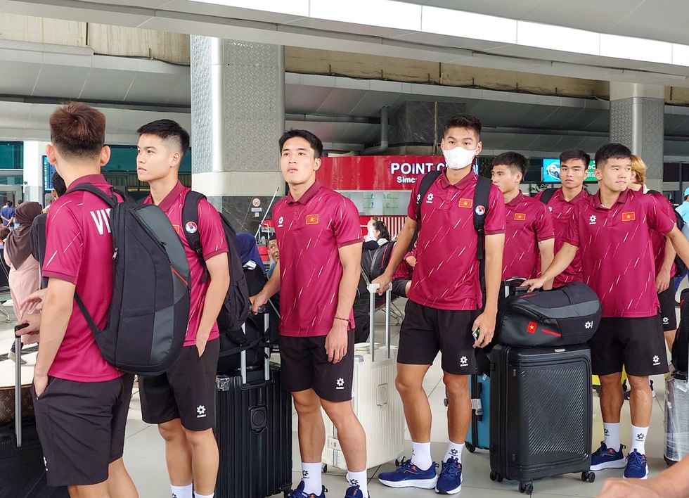 U.23 Việt Nam đến Indonesia an toàn, tập ngay ngày đầu: Chinh phục đỉnh cao khu vực- Ảnh 2.
