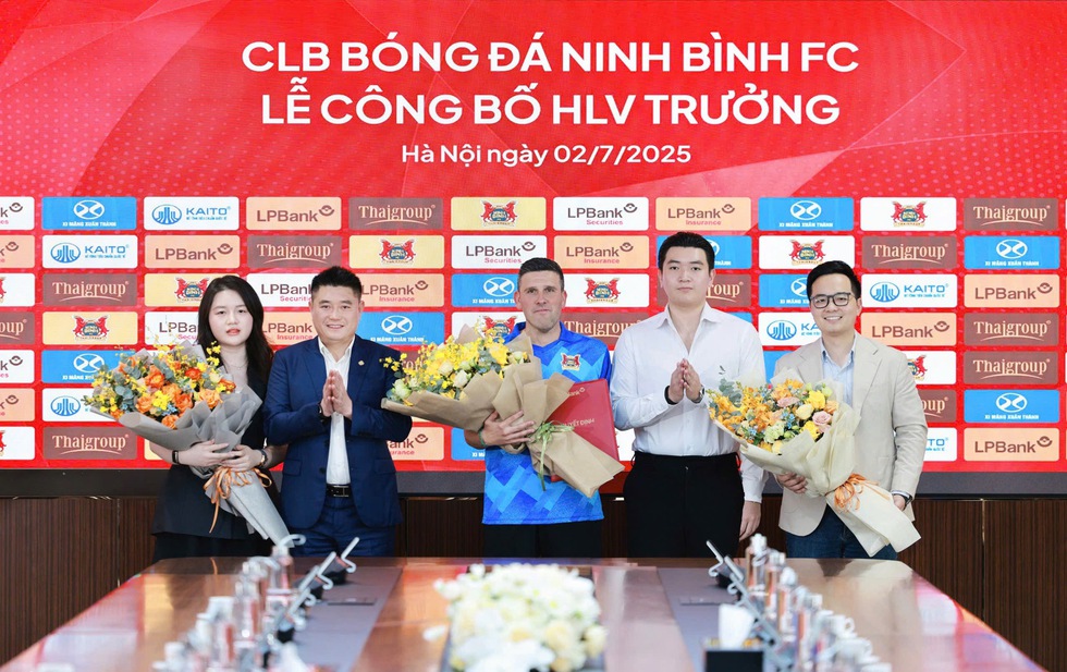 Tò mò lễ công bố tân HLV Tây Ban Nha của Ninh Bình: V-League khốc liệt ngay từ bây giờ- Ảnh 1.