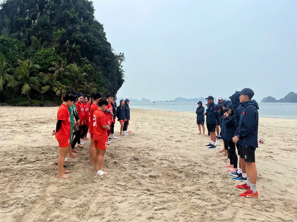 Đội tuyển nữ Việt Nam tập dưới mưa nhẹ do ảnh hưởng bão số 3, Huỳnh Như sang Úc làm gì?- Ảnh 4.