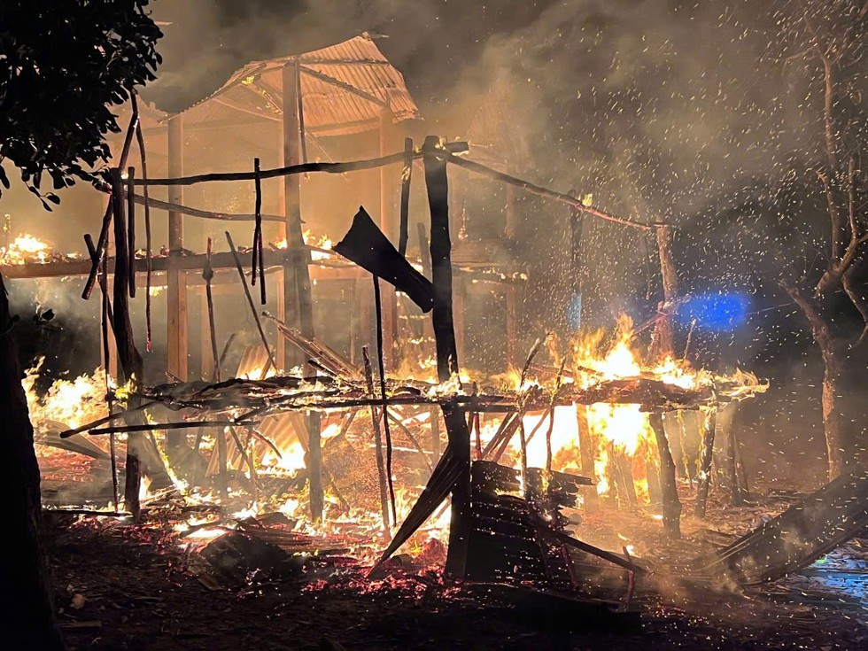 Quảng Trị: Chiến sĩ biên phòng xuyên đêm chữa cháy ngôi nhà của 4 mẹ con- Ảnh 1.