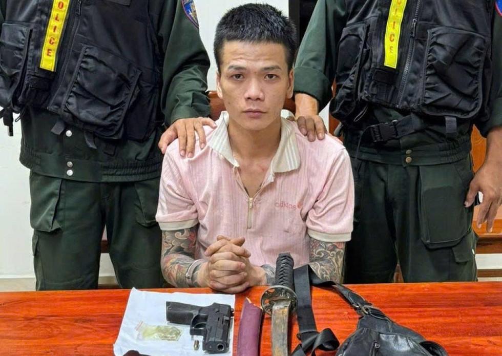Quảng Trị: Bắt thanh niên mang súng, kiếm đi xô xát tại quán nhậu Quảng Trị: Bắt thanh niên mang súng, kiếm đi xô xát tại quán nhậu