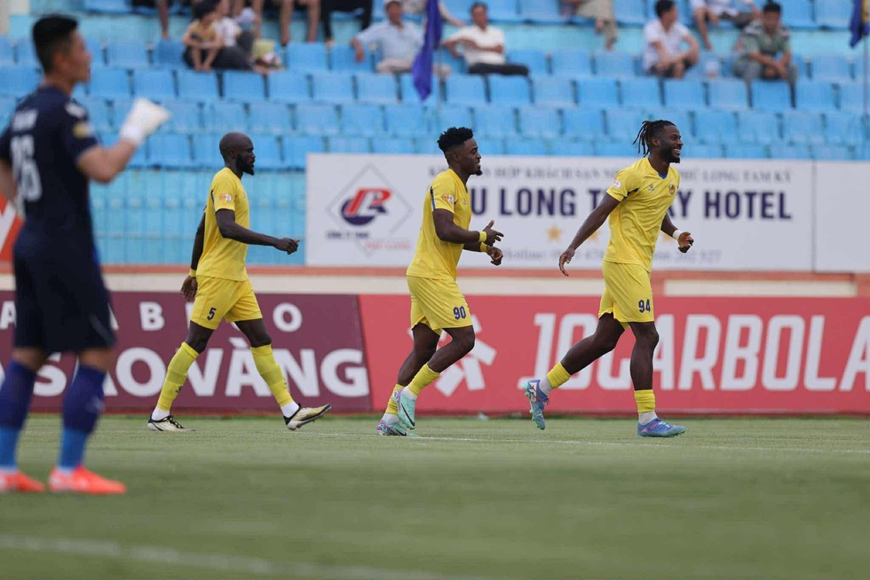 Nóng: CLB Quảng Nam không bị giải thể, V-League thở phào: Cuộc ‘giải cứu’ nghẹt thở trị giá hơn 100 tỉ đồng Nóng: CLB Quảng Nam không bị giải thể, V-League thở phào: Cuộc ‘giải cứu’ nghẹt thở trị giá hơn 100 tỉ đồng