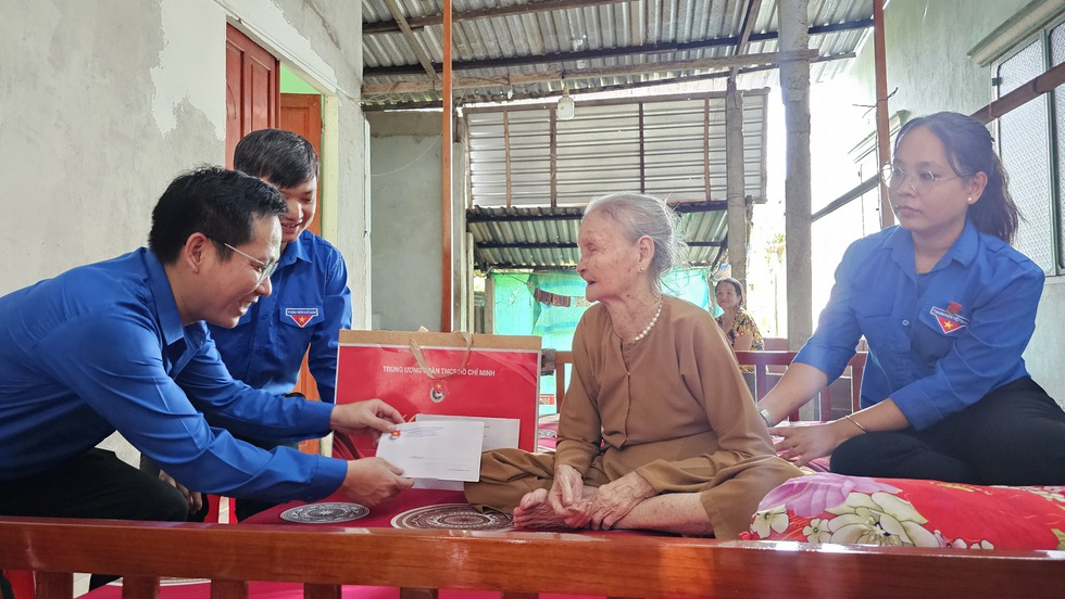 Anh Nguyễn Minh Triết thăm mẹ Việt Nam anh hùng và gia đình chính sách- Ảnh 2. Anh Nguyễn Minh Triết thăm mẹ Việt Nam anh hùng và gia đình chính sách- Ảnh 2.