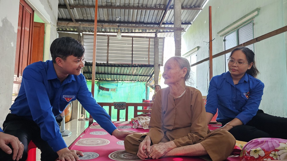 Anh Nguyễn Minh Triết thăm mẹ Việt Nam anh hùng và gia đình chính sách- Ảnh 1. Anh Nguyễn Minh Triết thăm mẹ Việt Nam anh hùng và gia đình chính sách- Ảnh 1.
