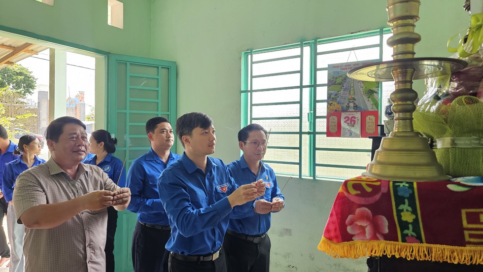 Anh Nguyễn Minh Triết thăm mẹ Việt Nam anh hùng và gia đình chính sách- Ảnh 3. Anh Nguyễn Minh Triết thăm mẹ Việt Nam anh hùng và gia đình chính sách- Ảnh 3.