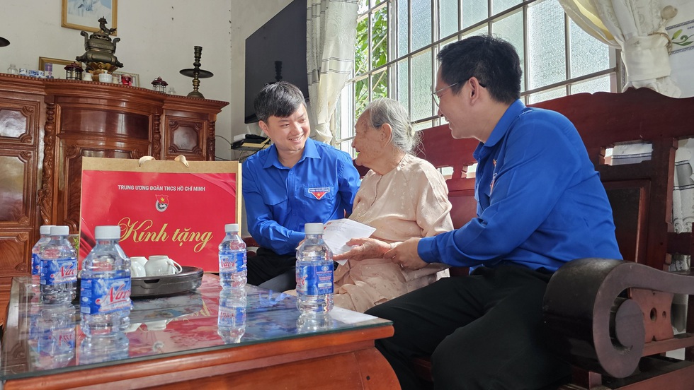 Anh Nguyễn Minh Triết thăm mẹ Việt Nam anh hùng và gia đình chính sách- Ảnh 4. Anh Nguyễn Minh Triết thăm mẹ Việt Nam anh hùng và gia đình chính sách- Ảnh 4.