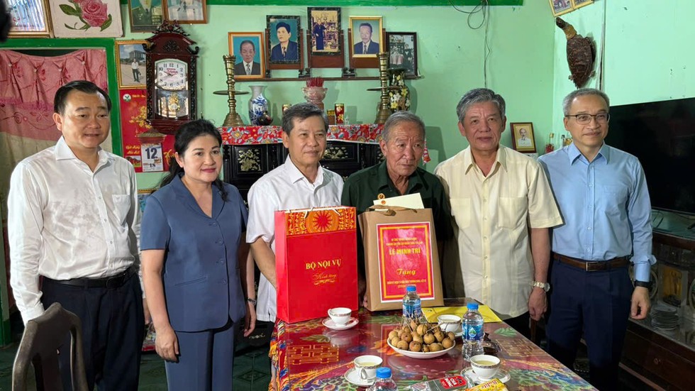 Chánh án TAND tối cao Lê Minh Trí thăm các gia đình chính sách tại Vĩnh Long- Ảnh 2. Chánh án TAND tối cao Lê Minh Trí thăm các gia đình chính sách tại Vĩnh Long- Ảnh 2.