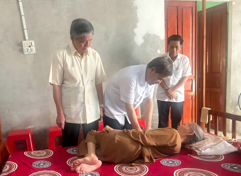 Chánh án TAND tối cao Lê Minh Trí thăm các gia đình chính sách tại Vĩnh Long- Ảnh 1. Chánh án TAND tối cao Lê Minh Trí thăm các gia đình chính sách tại Vĩnh Long- Ảnh 1.