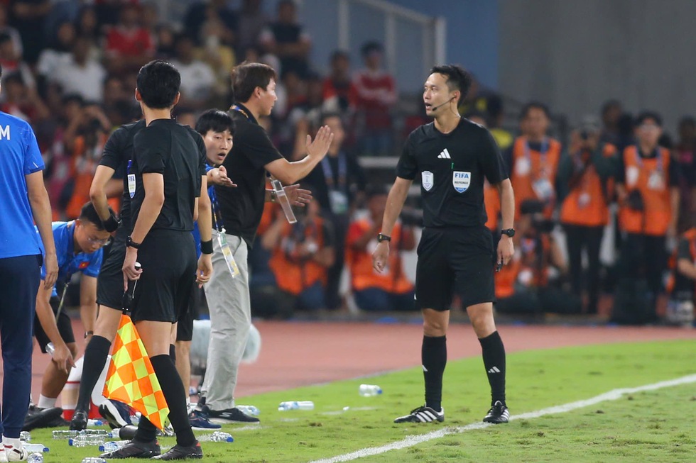 C&oacute; h&agrave;nh động 'lạ' với trọng t&agrave;i, HLV Kim Sang-sik khiến kh&aacute;n giả kh&ocirc;ng nhịn được cười- Ảnh 1.