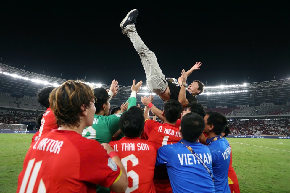 HLV Kim Sang-sik gặp ‘sự cố khó tin’, bị học trò… đánh rơi xuống đất- Ảnh 1.
