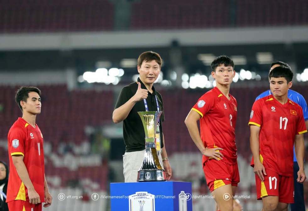 HLV Kim Sang-sik gặp ‘sự cố khó tin’, bị học trò… đánh rơi xuống đất- Ảnh 7.