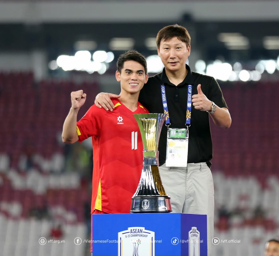 HLV Kim Sang-sik gặp ‘sự cố khó tin’, bị học trò… đánh rơi xuống đất- Ảnh 5.