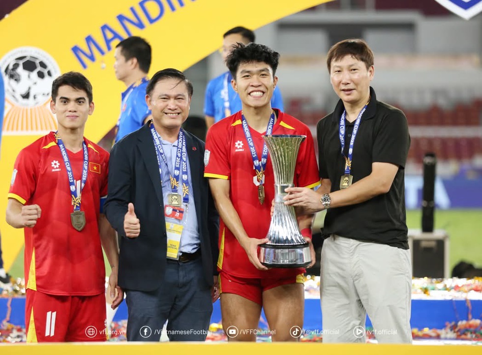 HLV Kim Sang-sik gặp ‘sự cố khó tin’, bị học trò… đánh rơi xuống đất- Ảnh 6.