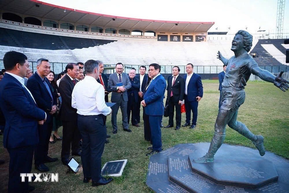 Thủ tướng Phạm Minh Chính thăm CLB bóng đá hàng đầu Brazil, tặng áo đấu CLB CAHN Thủ tướng Phạm Minh Chính thăm CLB bóng đá hàng đầu Brazil, tặng áo đấu CLB CAHN