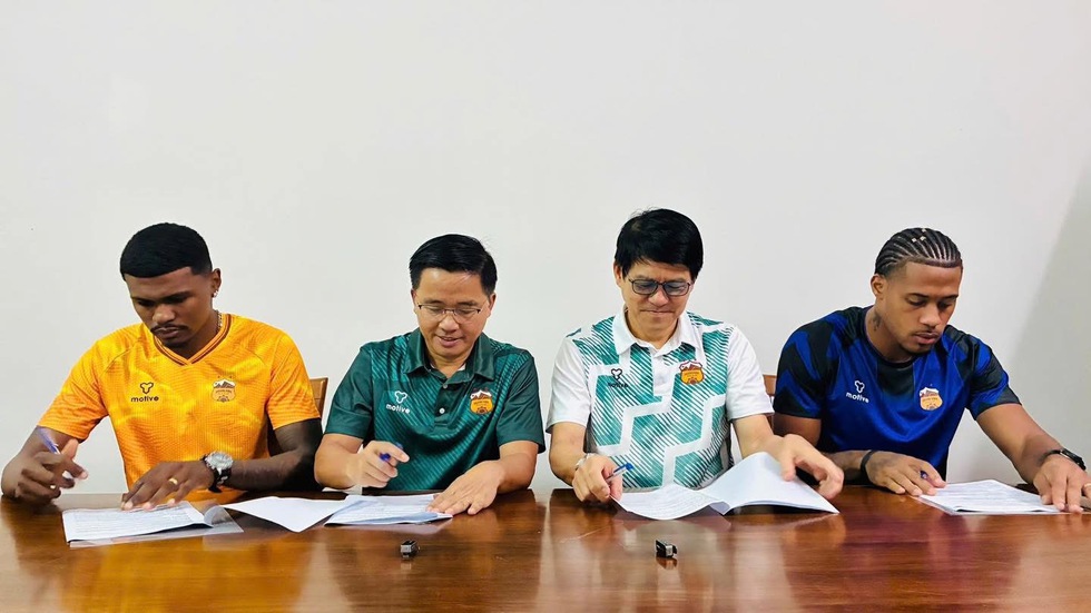 HAGL chiêu mộ 2 tân binh ‘cực lạ’, cương quyết… giã từ cuộc chiến trụ hạng
- Ảnh 1. HAGL chiêu mộ 2 tân binh ‘cực lạ’, cương quyết… giã từ cuộc chiến trụ hạng
- Ảnh 1.
