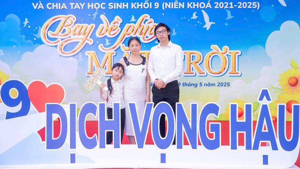 Nam sinh mang em đi thi vào lớp 10 đã đỗ trường top đầu- Ảnh 2. Nam sinh mang em đi thi vào lớp 10 đã đỗ trường top đầu- Ảnh 2.