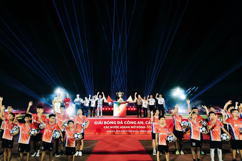 Thủ tướng Phạm Minh Chính dự lễ khai mạc giải bóng đá Công an-Cảnh sát ASEAN - Ảnh 10. Thủ tướng Phạm Minh Chính dự lễ khai mạc giải bóng đá Công an-Cảnh sát ASEAN - Ảnh 10.