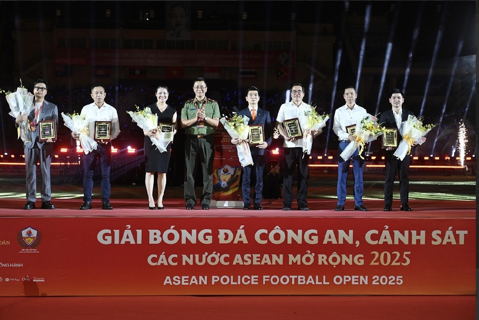 Thủ tướng Phạm Minh Chính dự lễ khai mạc giải bóng đá Công an-Cảnh sát ASEAN - Ảnh 13. Thủ tướng Phạm Minh Chính dự lễ khai mạc giải bóng đá Công an-Cảnh sát ASEAN - Ảnh 13.