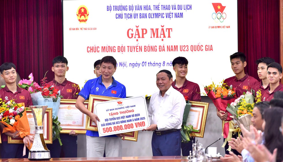 HLV Kim Sang-sik và U.23 Việt Nam được trao tặng Bằng khen của Thủ tướng, Bộ trưởng nói lời xúc động- Ảnh 9.