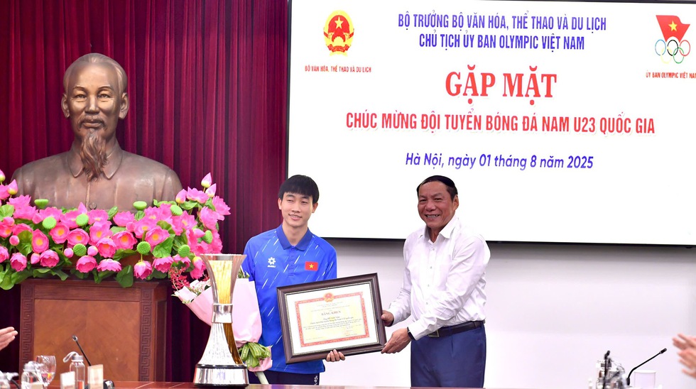 HLV Kim Sang-sik và U.23 Việt Nam được trao tặng Bằng khen của Thủ tướng, Bộ trưởng nói lời xúc động- Ảnh 8.