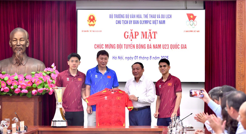 HLV Kim Sang-sik và U.23 Việt Nam được trao tặng Bằng khen của Thủ tướng, Bộ trưởng nói lời xúc động- Ảnh 3.