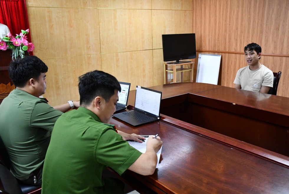 Đà Nẵng: Bắt 5 nghi phạm mạo danh Facebook, lừa đảo hơn 10 tỉ đồng- Ảnh 1.