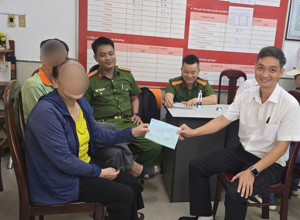 Người phụ nữ run rẩy ở quầy giao dịch ngân hàng, lộ vụ lừa đảo tinh vi- Ảnh 1.