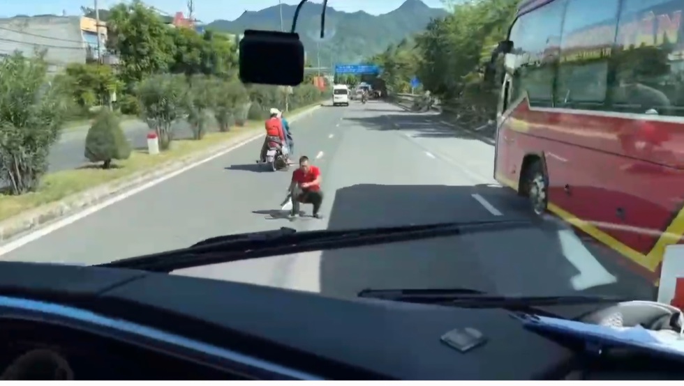 Vụ phụ xe ngồi giữa QL1 chặn đường xe khác: Do tranh giành khách- Ảnh 3.
