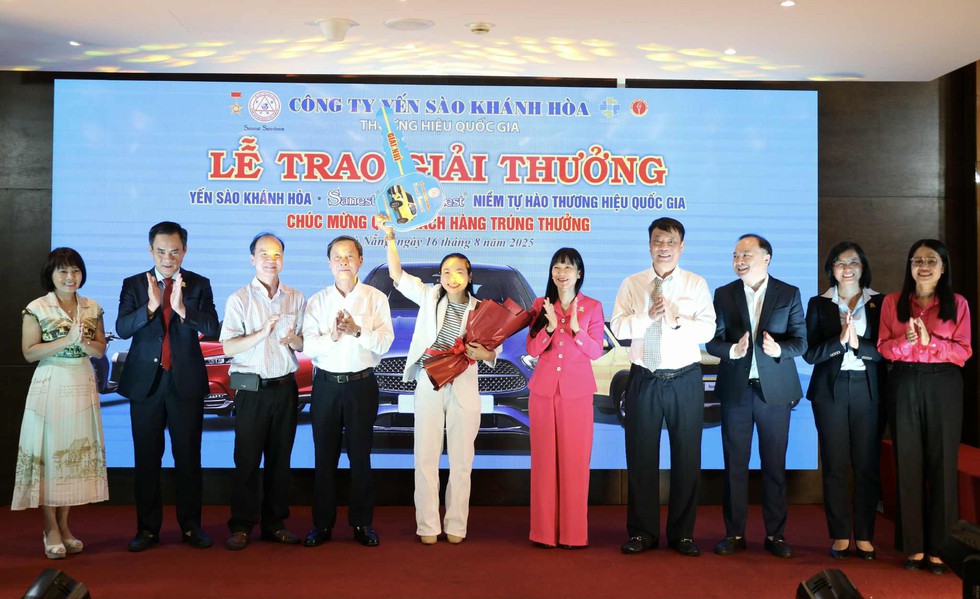 Người miền Trung trúng thưởng ô tô từ Yến sào khánh hòa tại lễ tri ân 2025 - Ảnh 3.