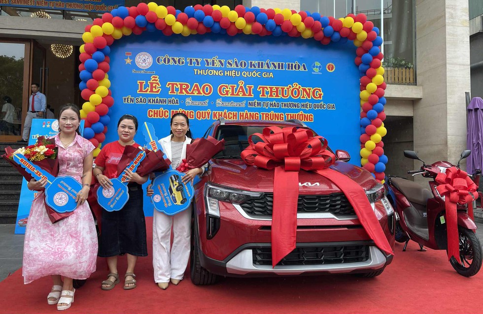 Người miền Trung trúng thưởng ô tô từ Yến sào khánh hòa tại lễ tri ân 2025 - Ảnh 1.