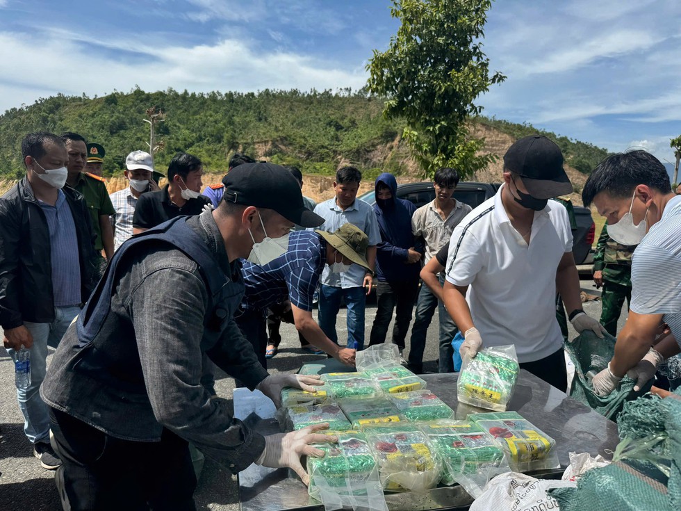 Đà Nẵng: Trận đánh chớp nhoáng '7 giây', Biên phòng thu giữ 300 kg ma túy - Ảnh 2. Đà Nẵng: Trận đánh chớp nhoáng '7 giây', Biên phòng thu giữ 300 kg ma túy - Ảnh 2.