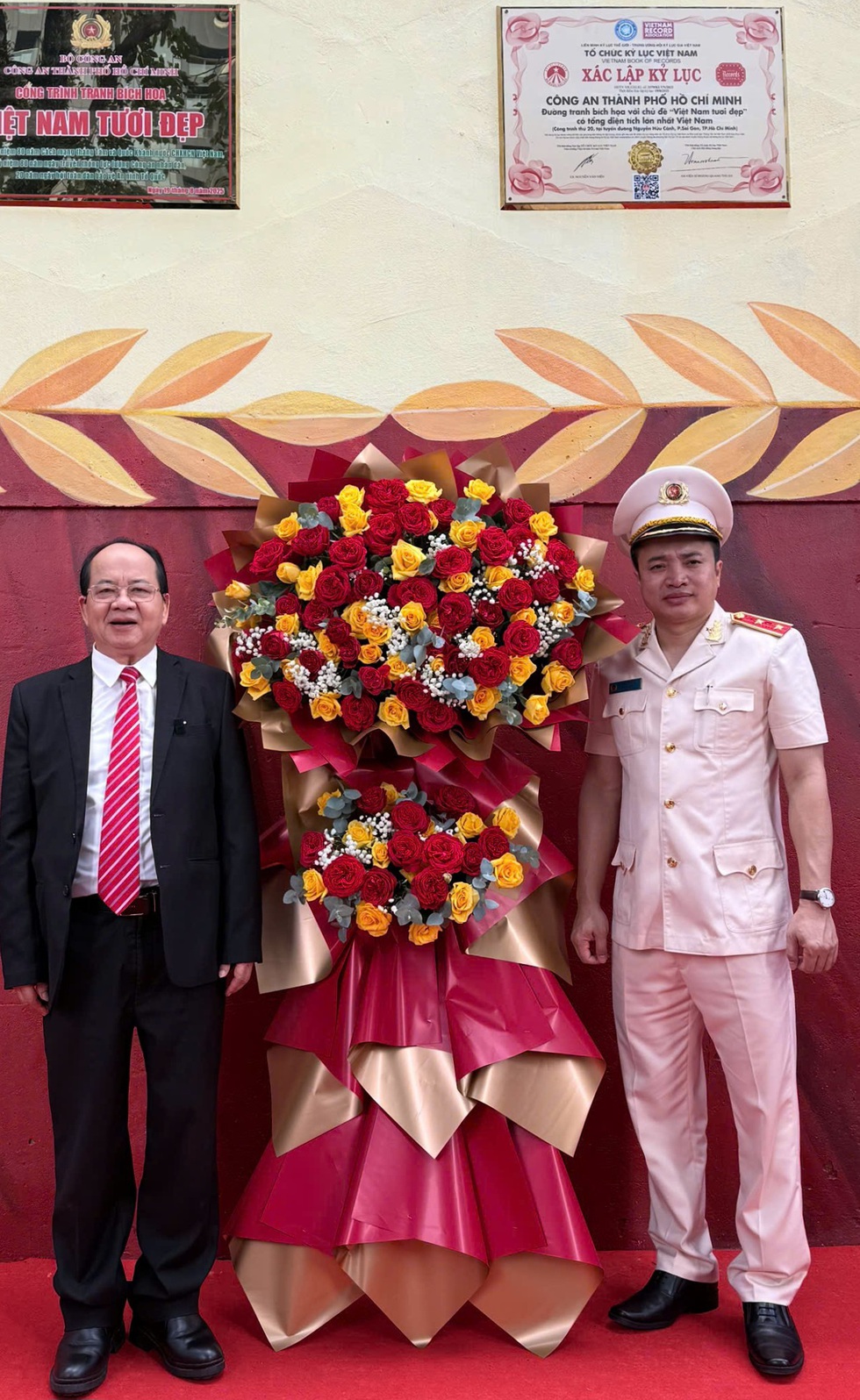 Bích họa 'Việt Nam tươi đẹp' của Công an TP.HCM xác lập kỷ lục lớn nhất Việt Nam- Ảnh 5. Bích họa 'Việt Nam tươi đẹp' của Công an TP.HCM xác lập kỷ lục lớn nhất Việt Nam- Ảnh 5.