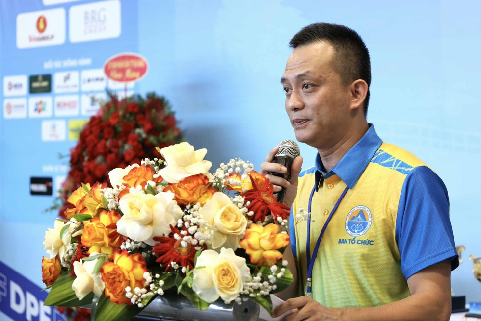 Ông Nguyễn Bá Cảnh, Phó chủ tịch Thường trực Liên đoàn pickleball TP.Đà Nẵng phát biểu tại lễ khai mạc giải đấu. ẢNH: HUY ĐẠT Ông Nguyễn Bá Cảnh, Phó chủ tịch Thường trực Liên đoàn pickleball TP.Đà Nẵng phát biểu tại lễ khai mạc giải đấu. ẢNH: HUY ĐẠT