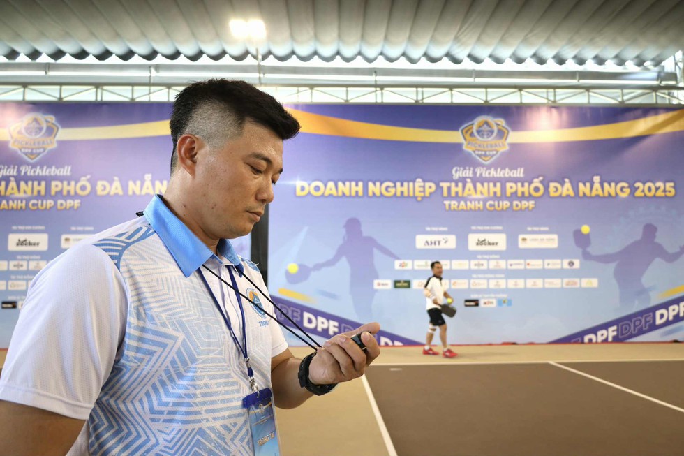 Trọng tài Alet Nguyen cầm còi trận đấu tại Giải pickleball Doanh nghiệp Đà Nẵng 2025 - tranh Cúp DPF. ẢNH: HUY ĐẠT Trọng tài Alet Nguyen cầm còi trận đấu tại Giải pickleball Doanh nghiệp Đà Nẵng 2025 - tranh Cúp DPF. ẢNH: HUY ĐẠT