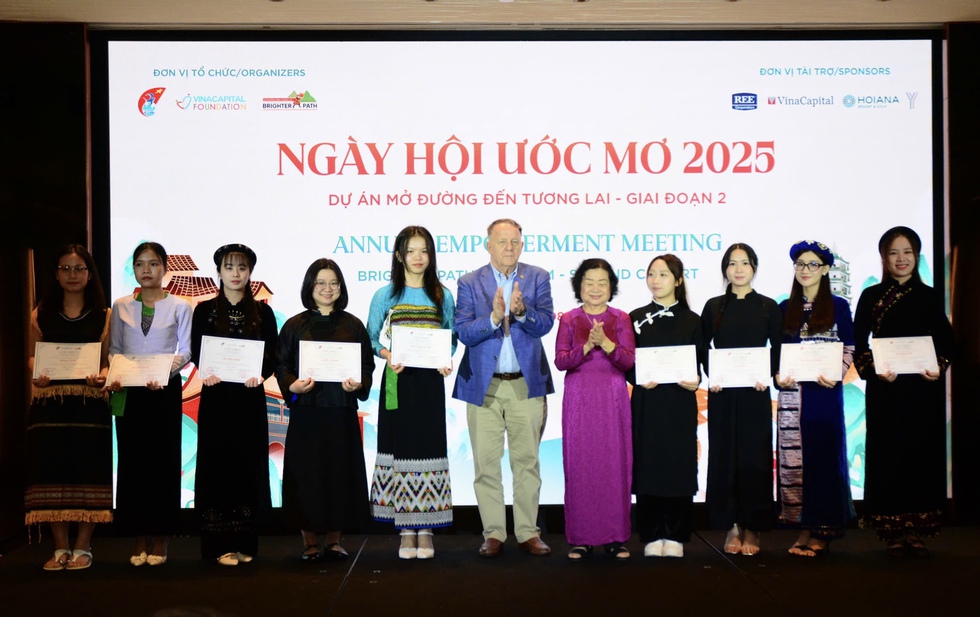 Quỹ học bổng Vừ A Dính: Thắp sáng ước mơ cho nữ sinh dân tộc thiểu số- Ảnh 2. Quỹ học bổng Vừ A Dính: Thắp sáng ước mơ cho nữ sinh dân tộc thiểu số- Ảnh 2.