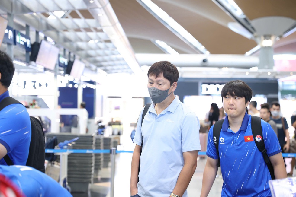 HLV Kim Sang-sik quay lại H&agrave; Nội, U.23 Việt Nam hội qu&acirc;n ng&agrave;y 29.8
- Ảnh 1.