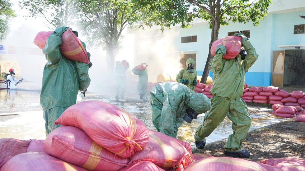 Đà Nẵng huy động lực lượng diễn tập xử lý rò rỉ khí độc ở nhà máy nước - Ảnh 8. Đà Nẵng huy động lực lượng diễn tập xử lý rò rỉ khí độc ở nhà máy nước - Ảnh 8.