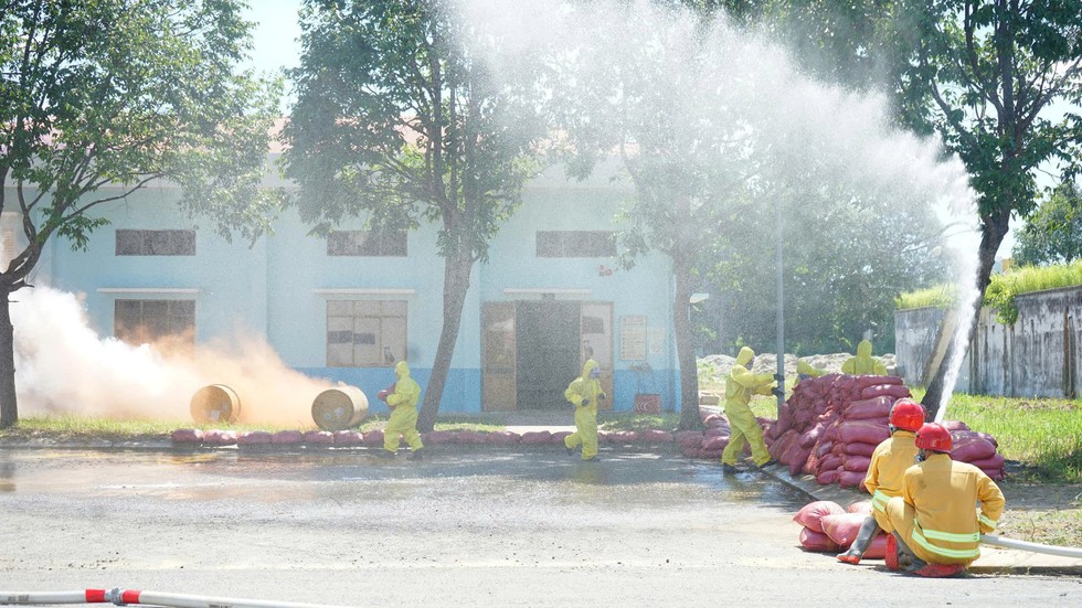 Đà Nẵng huy động lực lượng diễn tập xử lý rò rỉ khí độc ở nhà máy nước - Ảnh 5. Đà Nẵng huy động lực lượng diễn tập xử lý rò rỉ khí độc ở nhà máy nước - Ảnh 5.
