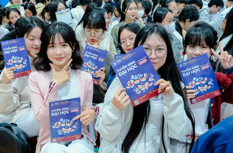 Đại học Đà Nẵng công bố điểm chuẩn 2025: Sư phạm dẫn đầu gần 29 điểm- Ảnh 1. Đại học Đà Nẵng công bố điểm chuẩn 2025: Sư phạm dẫn đầu gần 29 điểm- Ảnh 1.
