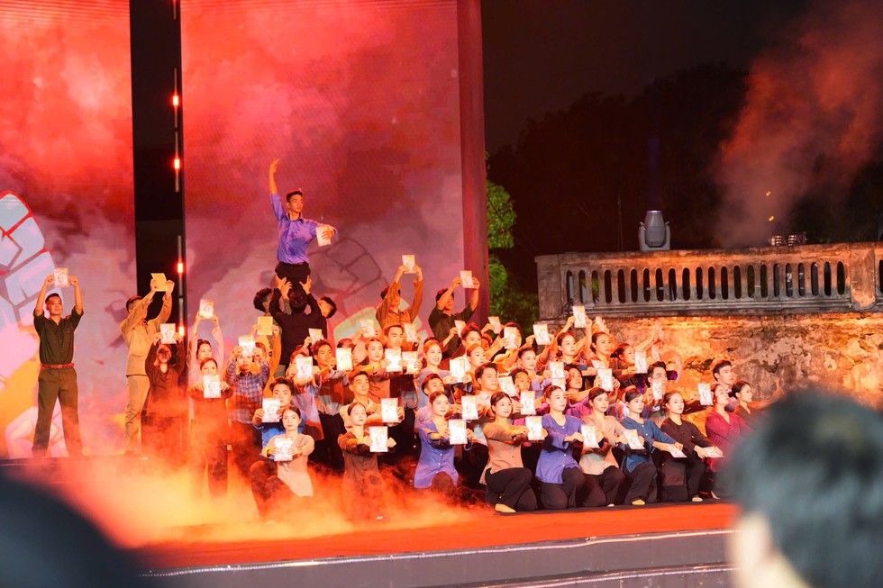 Cầu truyền h&igrave;nh 'Thời cơ v&agrave;ng' sống lại những khoảnh khắc lịch sử- Ảnh 11.