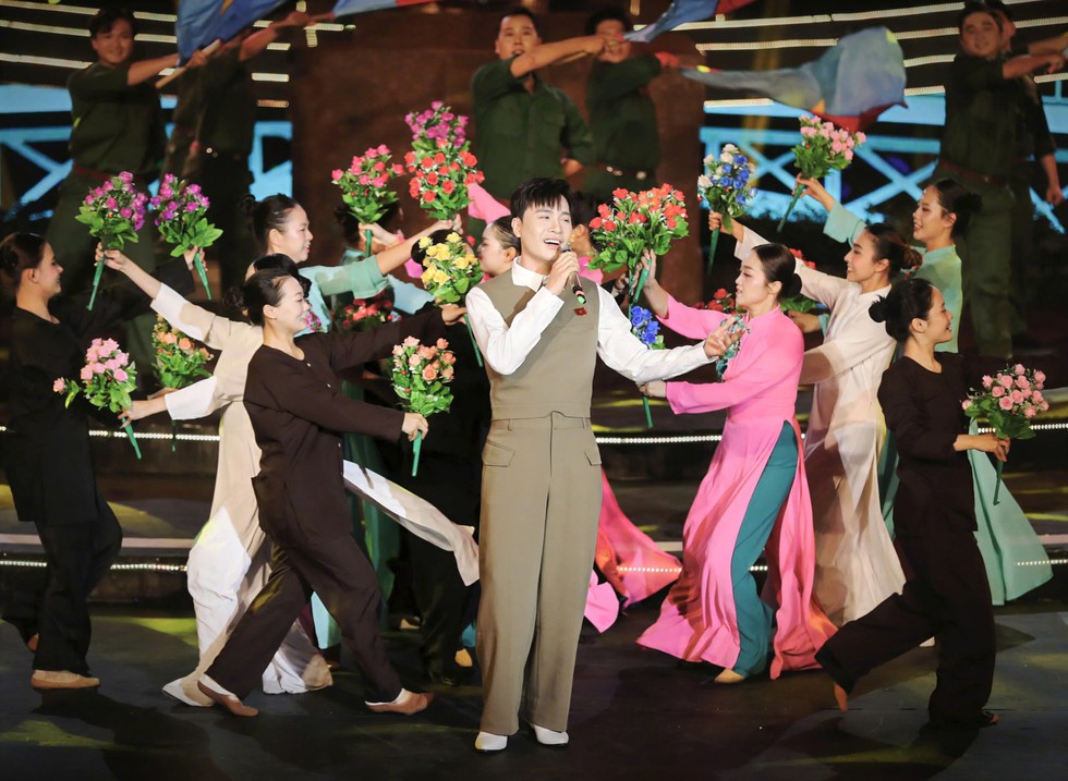 Cầu truyền h&igrave;nh 'Thời cơ v&agrave;ng' sống lại những khoảnh khắc lịch sử- Ảnh 13.