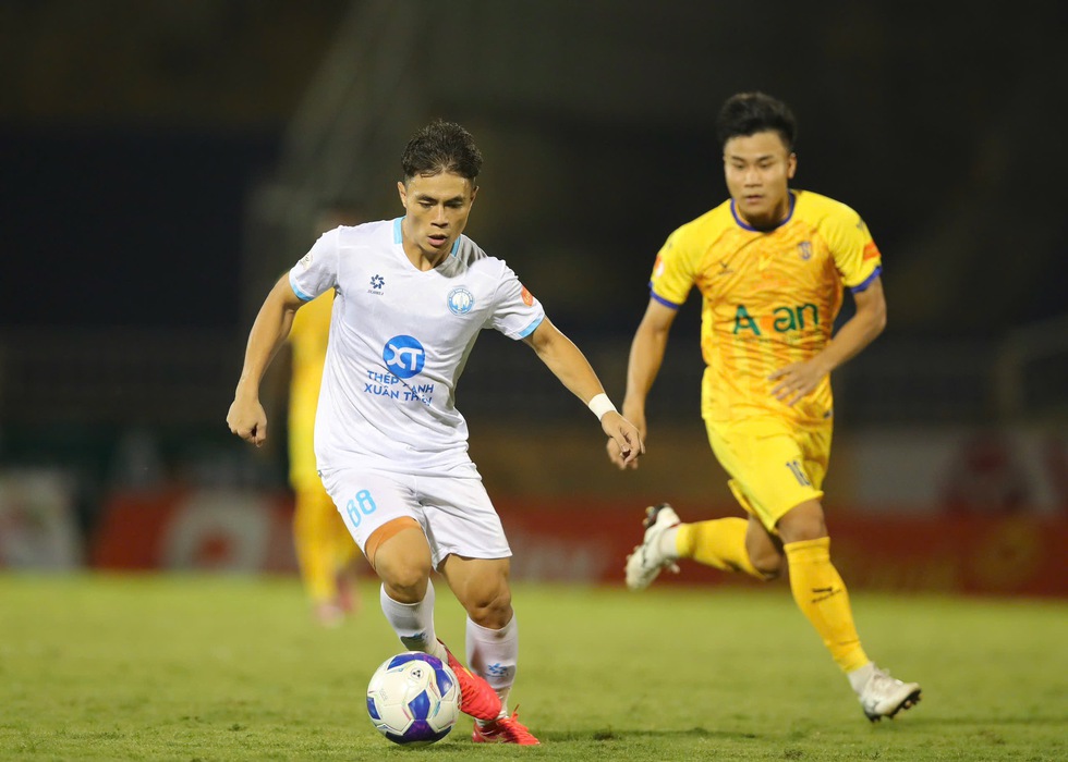 SLNA tạo c&uacute; sốc cực lớn, thắng ngược ngoạn mục ĐKVĐ Nam Định: Bất ngờ V-League l&agrave; đ&acirc;y!- Ảnh 2.