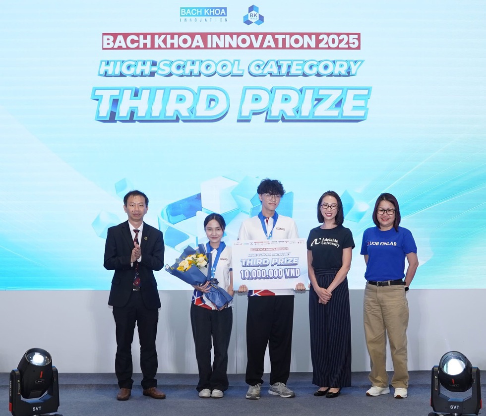 Nhóm học sinh biến vỏ cà chua thành mực in